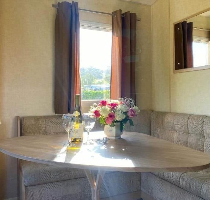 Rose Corner Apartment Аксминстър Екстериор снимка