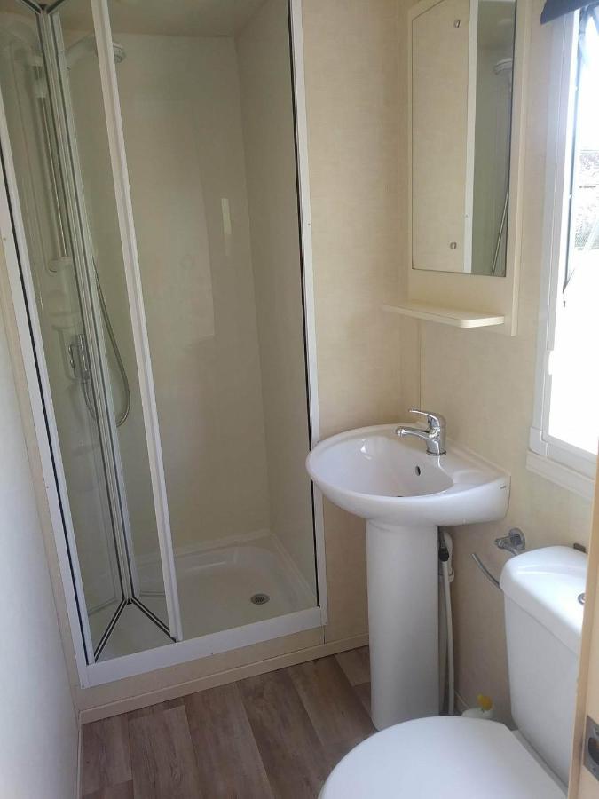 Rose Corner Apartment Аксминстър Екстериор снимка